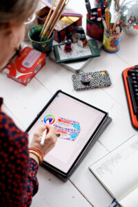 Foto Suzan Schapendonk tekent op iPad