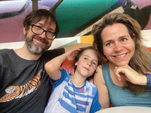 Foto Roel, Tomas en Suzan bij Ping Pong club